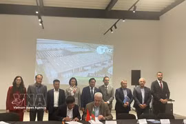 Signature d'une lettre d'intention de coopération entre les deux parties lors du Forum d'affaires Bulgarie-Vietnam. Photo : VNA