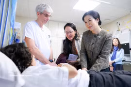 Mme Ngo Phuong Ly visite l’Hôpital universitaire des enfants Reine Fabiola à Bruxelles. Photo: VNA