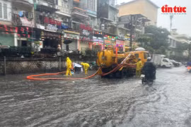 En raison des fortes pluies récurrentes liées au changement climatique, plusieurs rues du centre de Hanoï sont régulièrement touchées par des inondations localisées, perturbant le quotidien des habitants. Photo: VNA