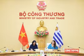 La vice-ministre de l'Industrie et du Commerce, Phan Thi Thang, et la vice-ministre des Affaires étrangères de l'Uruguay, Valeria Csukasi, signent le procès-verbal de la 4e réunion du Comité mixte Vietnam-Uruguay sur la coopération économique, commerciale et d’investissement. Photo : tapchicongthuong.vn.jpg