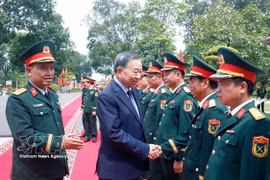 Le secrétaire général du Parti et président de l’État To Lam et les délégués lde a Division d’infanterie mécanisée 308. Photo: VNA