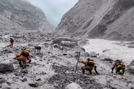 Les forces de secours et de sauvetage interviennent sur le site dévasté par des crues soudaines et des glissements de terrain dans le district de Gyirong, dans la région autonome du Tibet (Chine), le 29 août 2026. Photo : Xinhua/ VNA