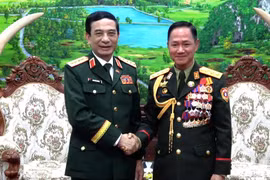 Le général Phan Van Giang, ministre vietnamien de la Défense (gauche), et le général Khamliang Outhakaysone, ministre lao de la Défense. Photo: VNA
