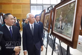 Khamphan Pheuyavong, chef de la Commission de propagande et de formation du Comité central du Parti lao, visite l'exposition. Photo : VNA