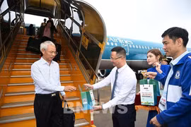 Des passagers reçoivent des cadeaux à leur arrivée à l’aéroport de Liên Khuong. Photo : Bnews/VNA