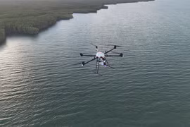 Un vol direct a été effectué avec succès, transportant un colis réel de Can Gio à Vung Tau. Photo: CT UAV