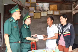 Les gardes-frontières de Dak Lak offrent des cadeaux à une famille de la commune de Ia Rvê. Photo : VNA