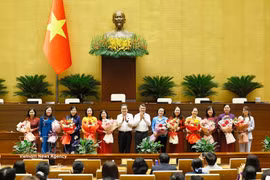 Le Premier ministre Le Minh Hung et le président de l’AN Tran Thanh Man rencontrent les députées de la 16e législature. Photo: VNA