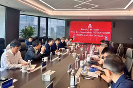 La délégation du Groupe national de l'industrie et de l'énergie du Vietnam (Petrovietnam), rend visite au siège du groupe chinois Xinfengming (XFM) situé à Tongxiang Zhouquan. Photo: VNA