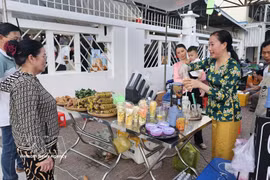La coopérative de la province de Ca Mau, en collaboration avec le journal et la station de radio-télévision de Ca Mau, a organisé une foire OCOP (À chaque commune son produit), combinant vente directe et vente en direct en ligne afin de promouvoir les produits locaux. Photo : VNA