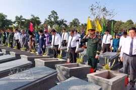 Cérémonie commémorative et d’inhumation pour les restes de 158 soldats volontaires et experts vietnamiens tombés au Cambodge, au cimetière des martyrs de Vinh Hung – Tan Hung, province de Tay Ninh. Photo: VNA