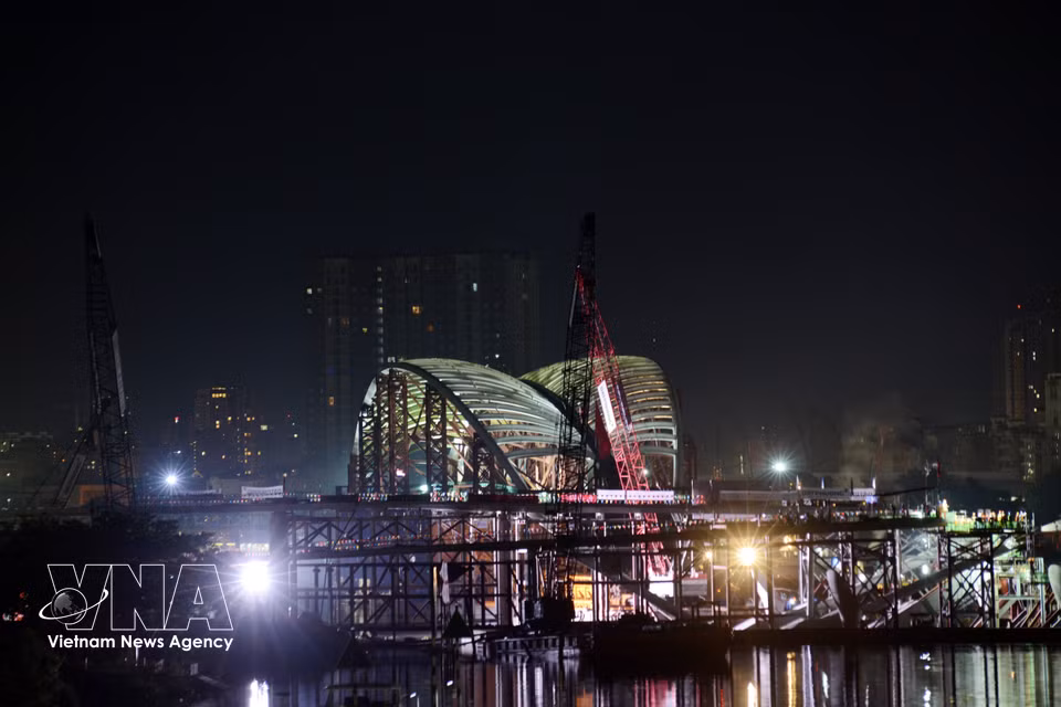 L’entreprise de construction largue les amarres et mobilise des remorqueurs spécialisés pour acheminer vers le milieu du fleuve la barge transportant la travée principale du pont.