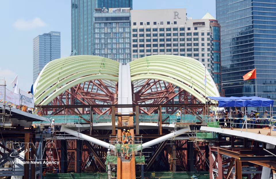 Inspiré de la forme d’une feuille de palmier nipa, le pont reliera le quai de Bach Dang au nouveau quartier urbain de Thu Thiem. Il devrait devenir un nouveau repère architectural de Hô Chi Minh-Ville.