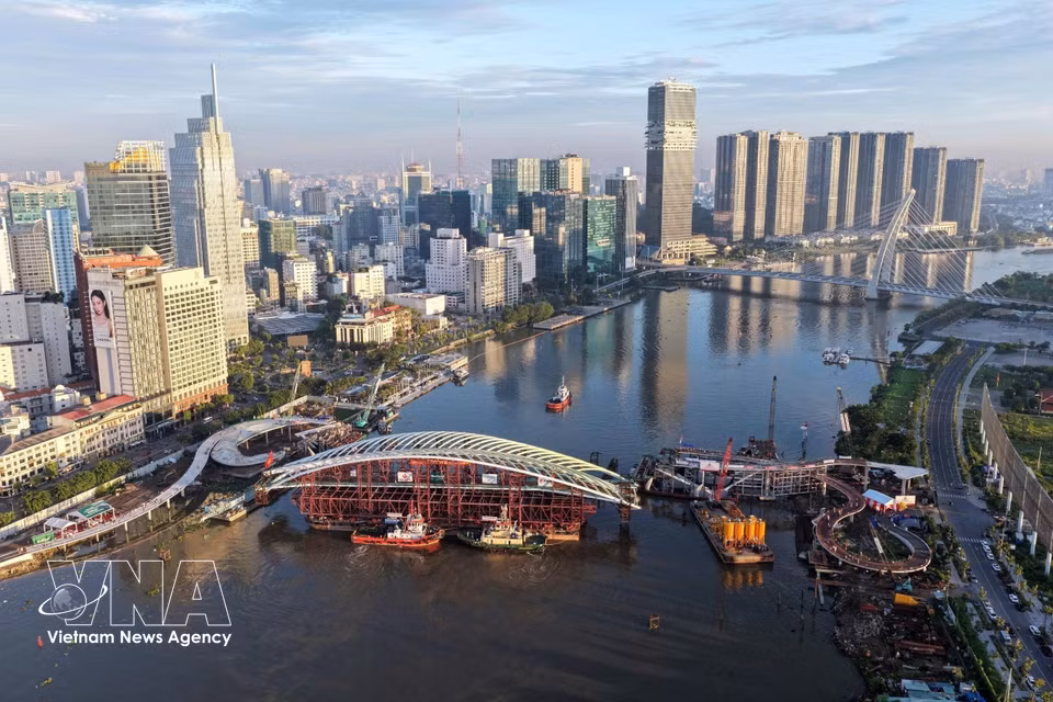 Vue d’ensemble de la barge transportant la travée principale, acheminée vers son emplacement pour le clavage du pont piétonnier sur la rivière Saïgon.