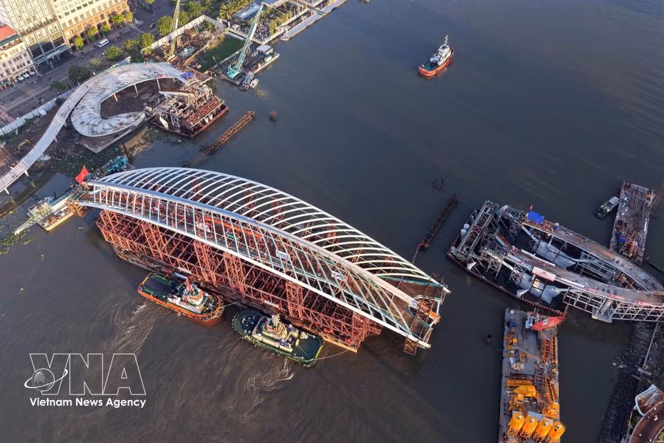 Le pont piétonnier, en forme de feuille de palmier, reliera le quai de Bach Dang au nouveau quartier urbain de Thu Thiem.
