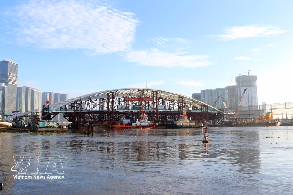 Vue du chantier du pont piétonnier sur la rivière Saïgon, dans la matinée du 21 octobre 2026.