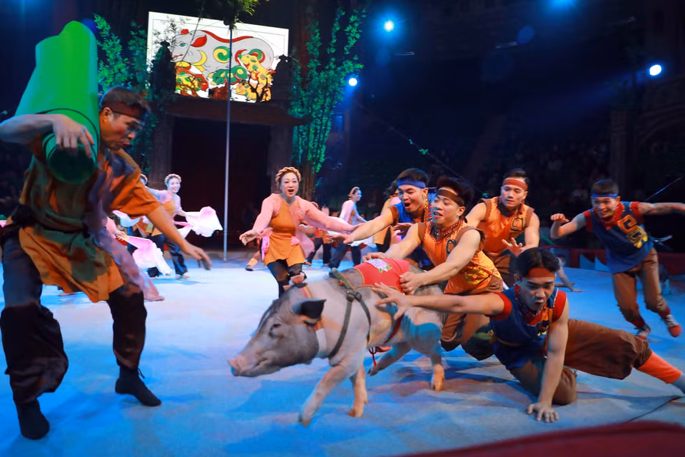 Organisé le 27 décembre 2025 au Cirque central de Hanoï, le programme culturel et artistique « Xiếc Họa Đông Hồ » (« Le cirque des estampes de Dong Ho ») constituait l’un des projets phares de « Thức cùng di sản » (« Éveiller avec le patrimoine »), une initiative créative menée par des étudiants de la Faculté de communication et de culture internationale de l’Académie diplomatique du Vietnam. En associant l’univers du cirque aux valeurs des estampes traditionnelles de Đông Hồ, le spectacle a proposé une nouvelle lecture du patrimoine, faisant dialoguer mémoire culturelle et création contemporaine afin de transmettre cet héritage aux jeunes générations. Photo : VNA.