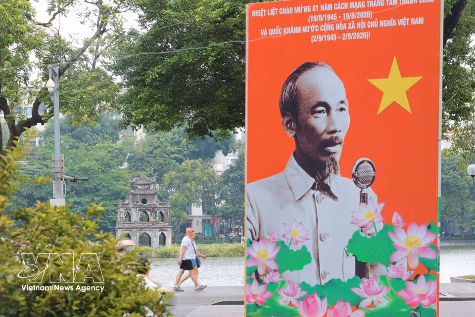 De grands panneaux décoratifs ornent les abords du lac Hoan Kiem (lac de l’Épée restituée) à l’occasion du 81e anniversaire de la Fête nationale.