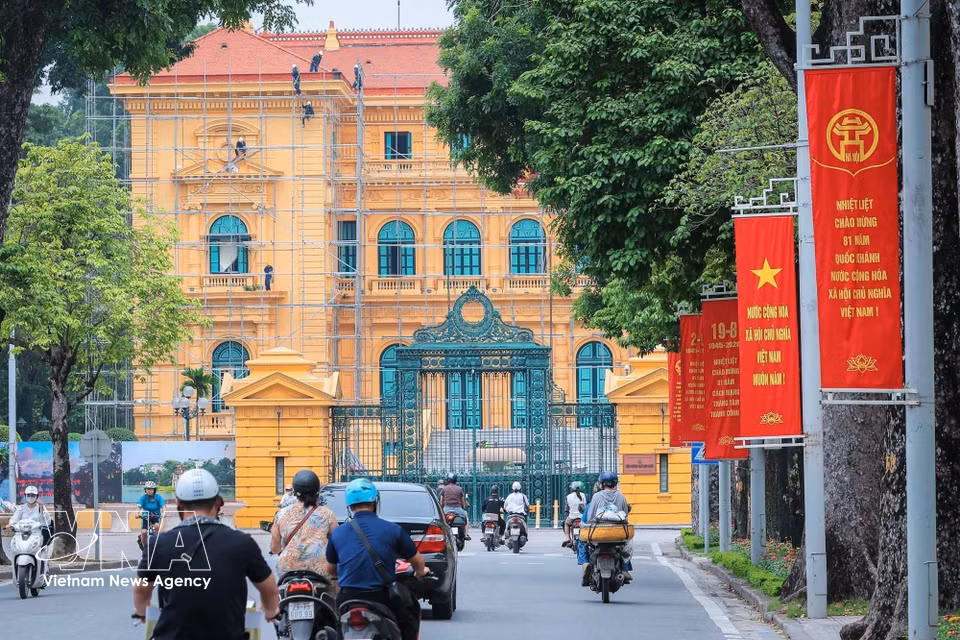 Des banderoles colorées déployées dans la rue Hoang Van Thu.