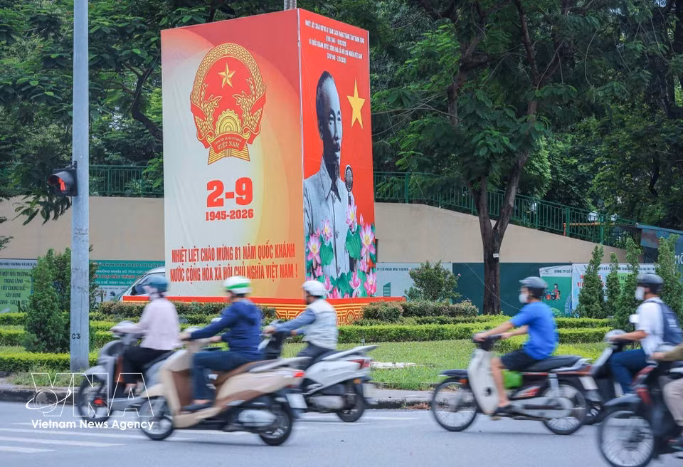 De grands panneaux installés de manière solennelle dans la rue Nguyen Van Huyen.
