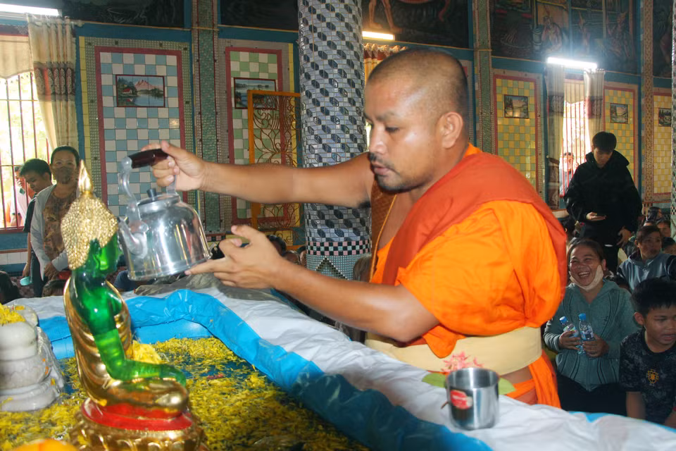 La cérémonie du bain du statue de Bouddha. Photo : VNA