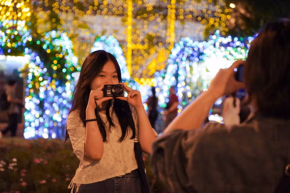 Des jeunes profitent de l’occasion pour immortaliser des moments des célébrations de Noël à Ho Chi Minh-Ville. Photo : Thu Huong - VNA