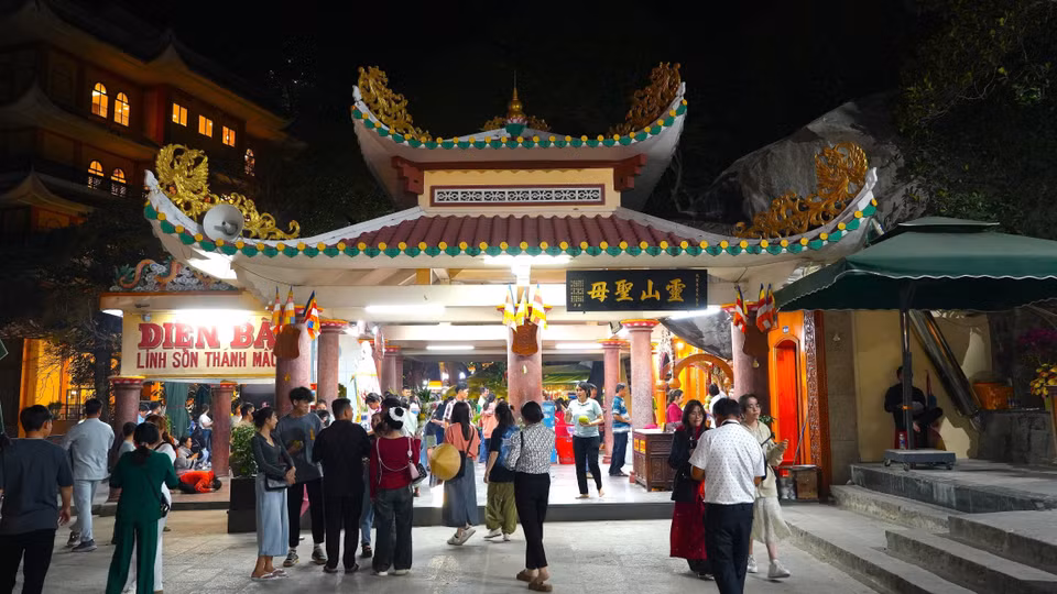 Le temple Linh Son Thanh Mau est l'un des endroits qui attirent les pèlerins lorsqu'ils viennent dans la zone touristique nationale de la montagne Ba Den. Photo : VNA
