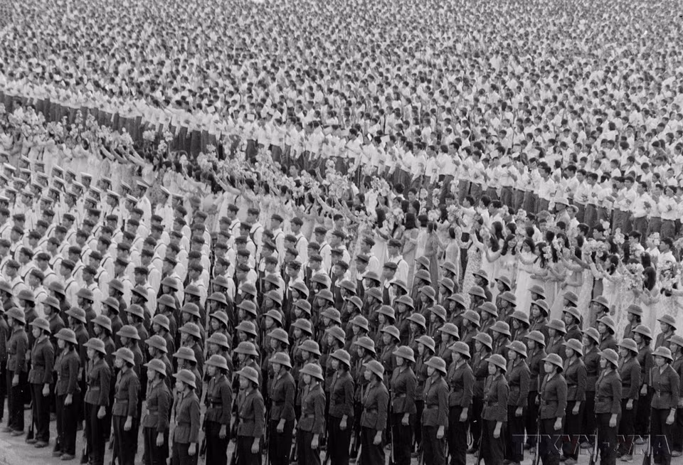 Plus de 400 000 habitants et soldats et plus de 600 délégués internationaux ont pris part au meeting et au défilé célébrant le 30e anniversaire de la République démocratique du Vietnam. Photo : VNA
