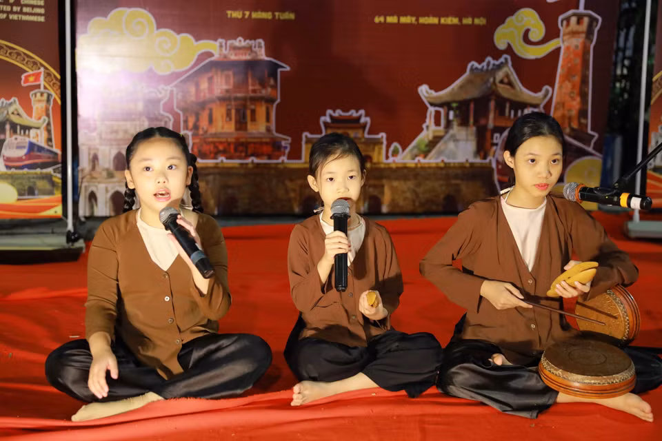 Organisé le 25 octobre 2025 à Hanoï, « Hành trình Âm nhạc Truyền thống » («Voyage de la musique traditionnelle») a été l’un des temps forts du projet « Say Xẩm », initié par des étudiants en communication multimédia de l’Université FPT de Hanoï. À travers cette initiative, les jeunes créateurs ont cherché à faire redécouvrir le chant "xẩm" au grand public et à nourrir chez les nouvelles générations l’amour et la fierté du patrimoine culturel vietnamien. Photo : VNA.