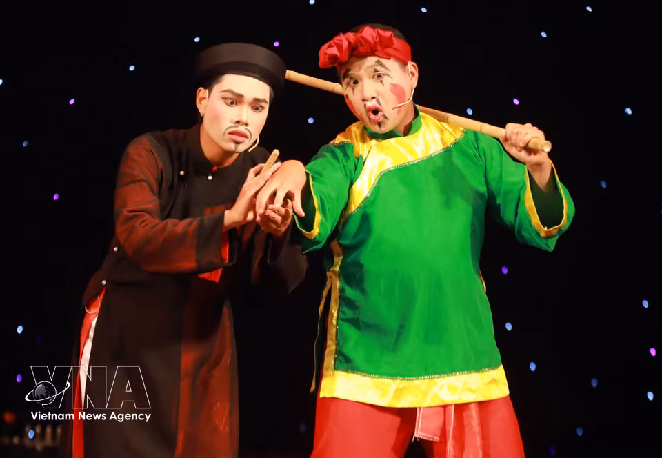 Le programme artistique « Giao thoa đất trời » (« Harmonie entre ciel et terre »), organisé le 5 juin 2026 par des étudiants de l’Université du Théâtre et du Cinéma de Hanoï, a mis en lumière l’identité culturelle vietnamienne à travers des spectacles alliant héritage traditionnel et esthétique contemporaine. L’événement a illustré la capacité des jeunes artistes à renouveler le patrimoine tout en préservant son âme. Photo : VNA.
