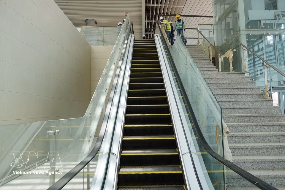 Les escaliers mécaniques du terminal passagers font actuellement l’objet d’essais.