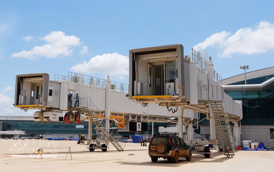 Les passerelles télescopiques ont été entièrement installées dans le terminal passagers.