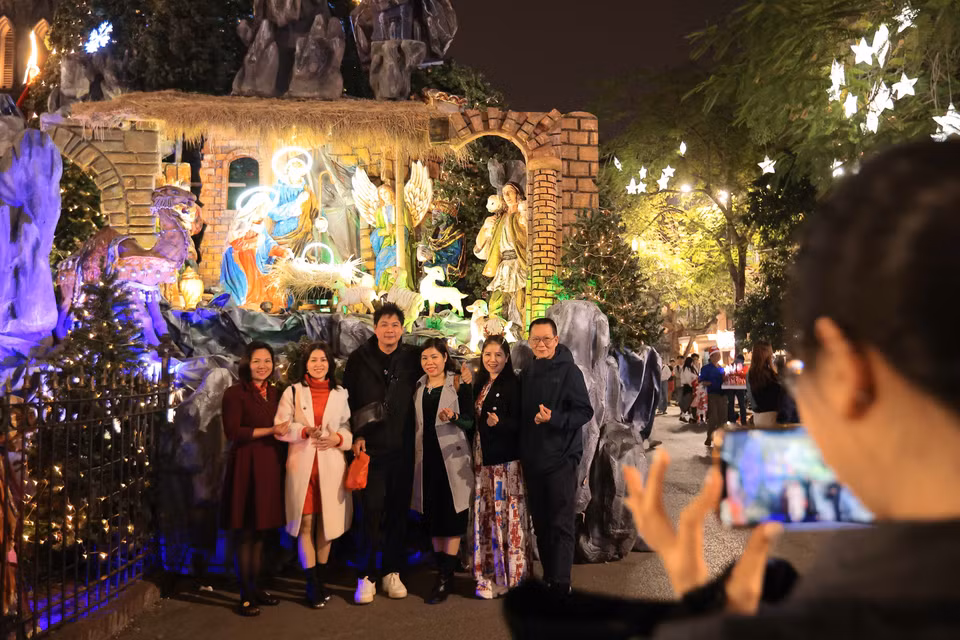 De nombreuses personnes viennent s'amuser et prendre des photos souvenirs dans le quartier de la cathédrale pendant Noël 2024. Photo : Hoang Hieu - VNA