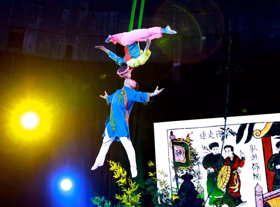 Le programme culturel et artistique « Xiếc Họa Đông Hồ » («Le cirque des estampes de Dong Ho»), organisé le 27 décembre 2025 au Cirque central de Hanoï, s'inscrivait dans le projet de création artistique « Thức cùng di sản » (Éveiller avec le patrimoine), réalisé par des étudiants de la Faculté de communication et de culture internationale de l'Académie diplomatique du Vietnam. Son objectif était de rapprocher les patrimoines traditionnels des formes artistiques contemporaines, afin de « réveiller » et de renouveler le patrimoine à travers le regard des jeunes générations. Photo : VNA.