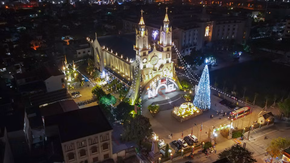 La cathédrale de la ville de Thai Binh est décorée pour accueillir Noël 2024. Photo : Vu Quang - VNA