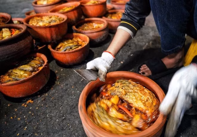 Les ingrédients que constitue le plat sont simples et issus de la campagne vietnamienne. On choisit une grosse carpe noire, dont on enlève les écailles avant de la découper. Puis, on la cuit dans une marmite en terre cuite avec du gingembre, du galanga, du jus de citron, de la carambole aigre, des fruits d’artocarpus tonkinois, de la citronnelle, du piment, du porc et de la saumure. Photo: VNA