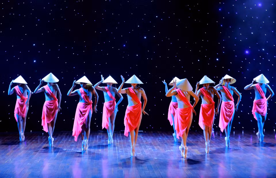 Le programme artistique « Giao thoa đất trời » (« Harmonie entre ciel et terre »), organisé le 5 juin 2026 par un groupe d’étudiants de l’Université du Théâtre et du Cinéma de Hanoï, a proposé une série de spectacles mettant en valeur l’identité culturelle vietnamienne à travers une approche contemporaine. Son point d’orgue a été une rencontre subtile entre tradition et modernité, témoignant de la créativité des jeunes artistes dans la transmission du patrimoine national. Photo : VNA.