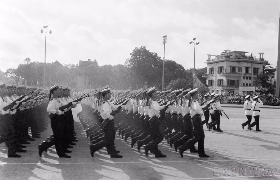 Les marins de la Marine populaire du Vietnam défilent devant la tribune. Photo : VNA