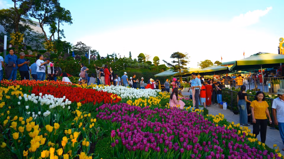 Le jardin de tulipes coloré de la montagne Ba Den attire de nombreux touristes qui viennent prendre des photos et profiter de l'air frais. Photo : VNA