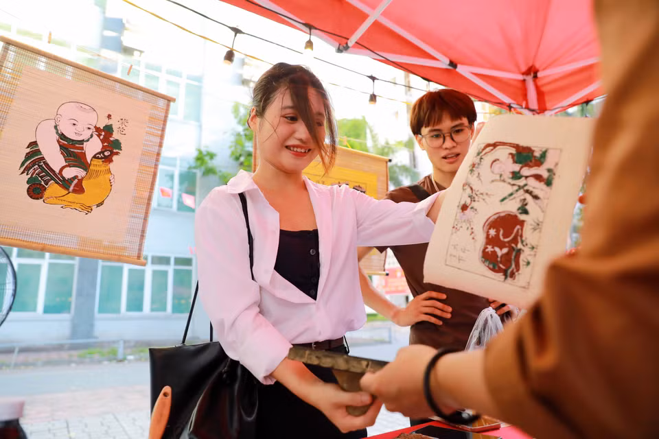 Organisé à Hanoï le 7 juin 2020 par des étudiants de l’Académie vietnamienne de la jeunesse, le programme d’immersion culturelle « Trạm Kinh Bắc » (« Station de Kinh Bac ») a proposé une nouvelle manière de découvrir le patrimoine de Bac Ninh. En valorisant des traditions emblématiques comme le chant "quan họ" et les estampes de Dong Ho à travers une approche créative, l’événement a permis de créer un lien entre les héritages culturels ancestraux et les jeunes générations. Photo : VNA.
