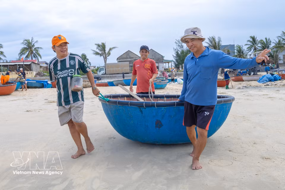 Des hommes du village maritime de Tam Tien préparent leurs coracles et leurs engins de pêche avant d’entamer une sortie en mer qui se prolongera toute la nuit, au large du sud de la ville de Da Nang.