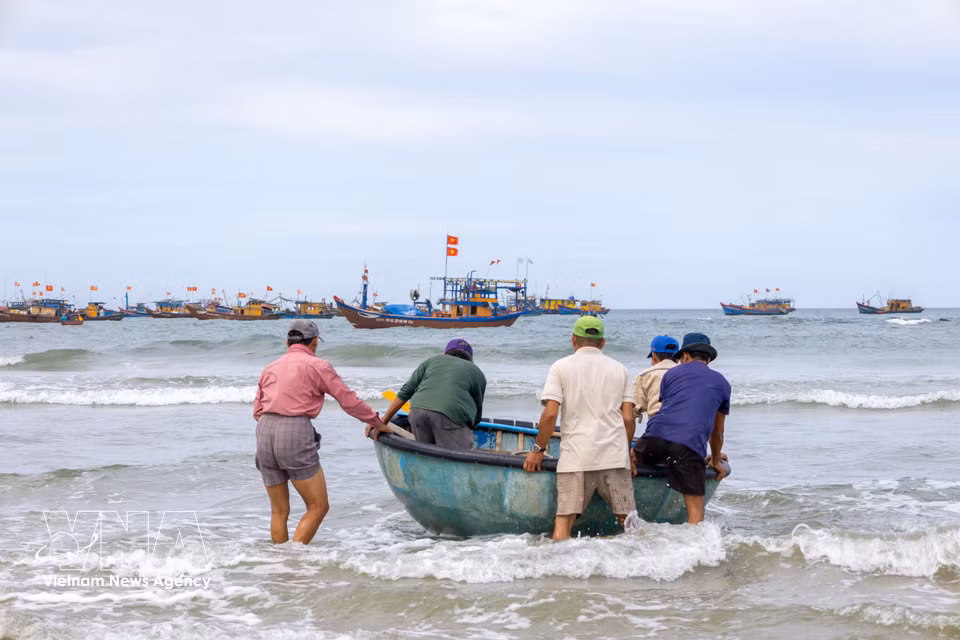 Chaque jour, vers 16 heures, les équipages quittent successivement le rivage pour gagner le large et y passer la nuit à pêcher, jusqu’aux premières lueurs de l’aube.