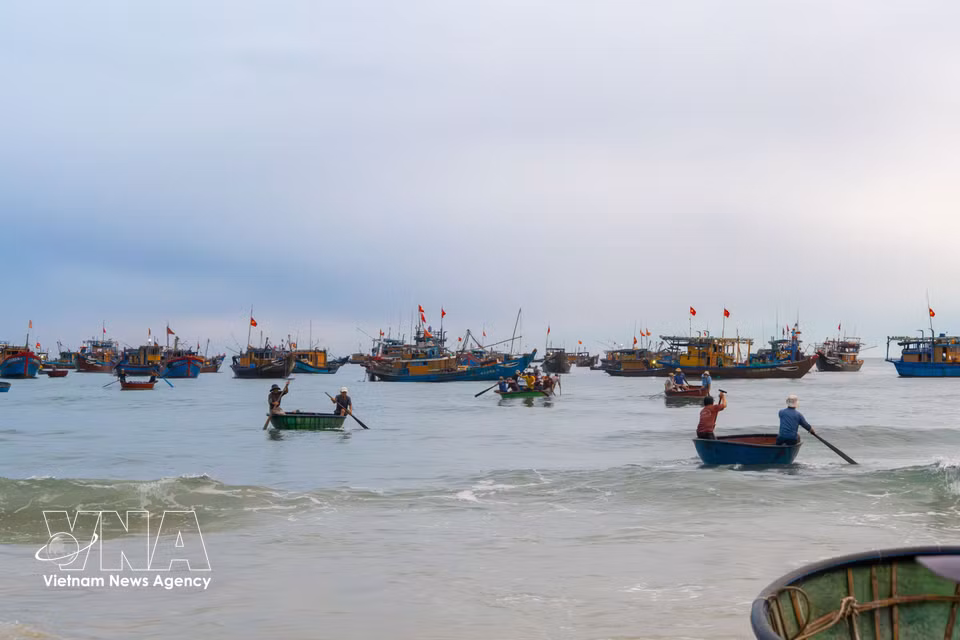 Lorsque le marché aux poissons commence à se vider, les bateaux regagnent le rivage et s’immobilisent, tandis que le village maritime retrouve peu à peu son rythme de vie habituel.