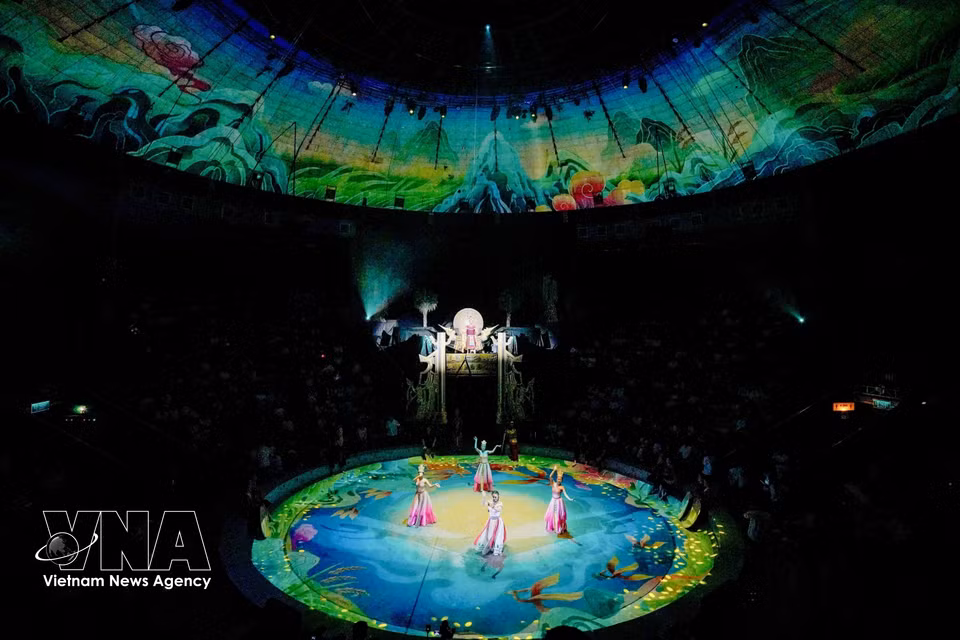 La technologie 3D Mapping est utilisée tout au long du spectacle, recréant des univers allant des montagnes et forêts aux océans et au monde mythologique, permettant de raconter l’histoire à travers plusieurs niveaux d’images.