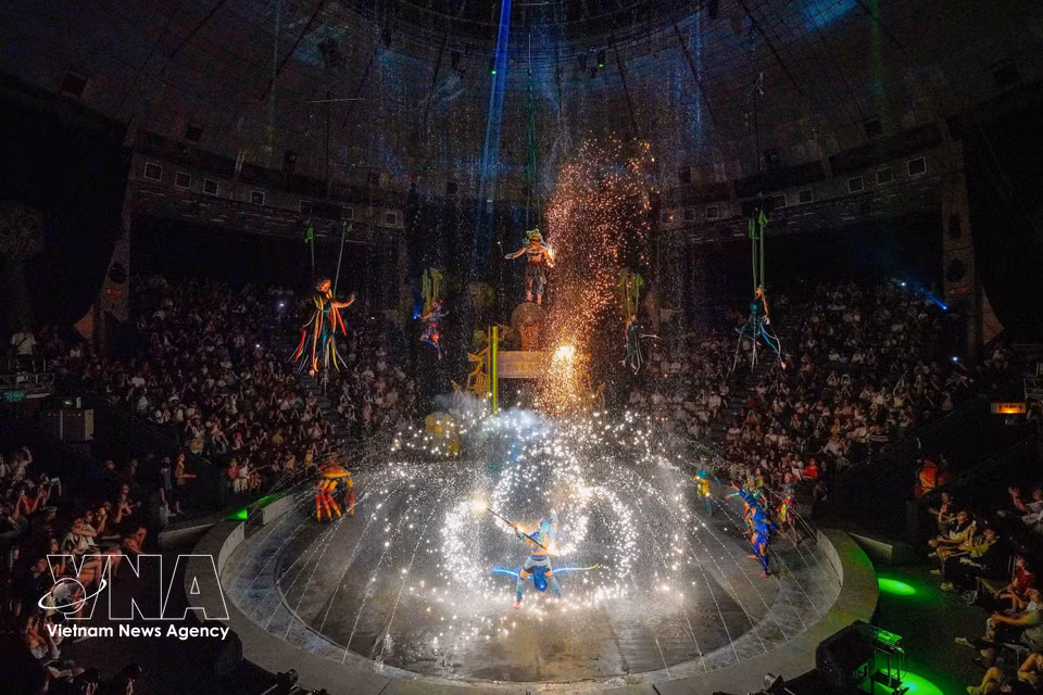 La scène circulaire du Cirque central a été transformée en scène aquatique, offrant aux artistes un espace supplémentaire d’expression et d’interaction.