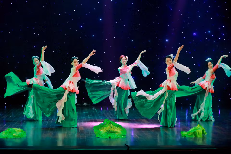 Le programme artistique « Giao thoa đất trời » (« Harmonie entre ciel et terre »), organisé le 5 juin 2026 par un groupe d’étudiants de l’Université du Théâtre et du Cinéma de Hanoï, a mis en lumière l’identité culturelle vietnamienne à travers une série de spectacles alliant profondeur des traditions et esthétique contemporaine. Son point d’orgue a résidé dans une fusion harmonieuse entre tradition et modernité. Photo : VNA.