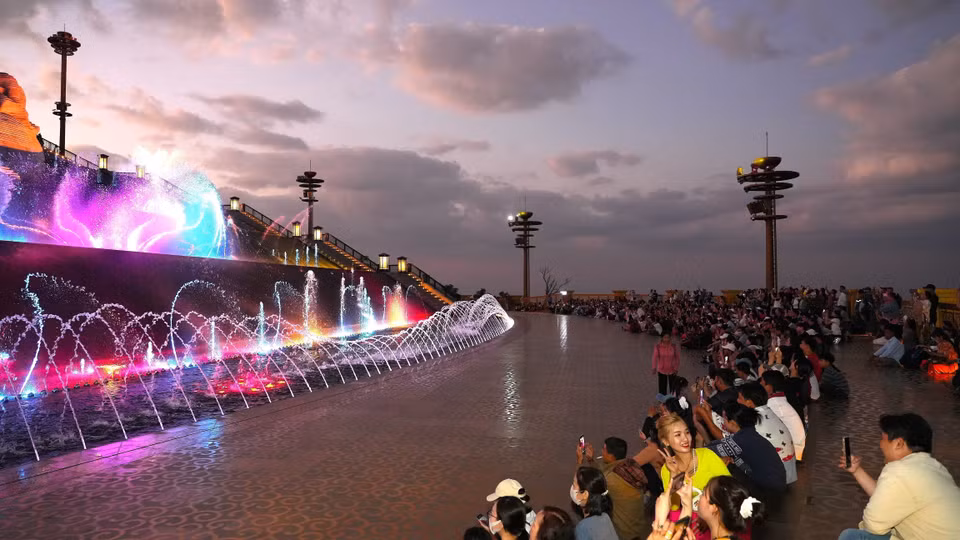 Le spectacle musical aquatique coloré au sommet de la montagne Ba Den, créant un espace dynamique et impressionnant. Photo : VNA
