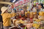Les étals privilégient les produits vietnamiens pendant la haute saison des achats du Têt à Hô Chi Minh-Ville. Photo : VNA