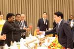 Le président Luong Cuong (droite) offre un banquet en l'honneur du président sri-lankais. Photo : VNA