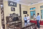 L’artisan Vũ Văn Vịnh, de la commune de Chuyên Mỹ, présente aux visiteurs un ensemble de mobilier incrusté de nacre et laqué – comprenant un lit-platforme traditionnel, une armoire à thé et des panneaux parallèles d’une valeur de plus de 3 milliards de dôngs. Photo : VNA